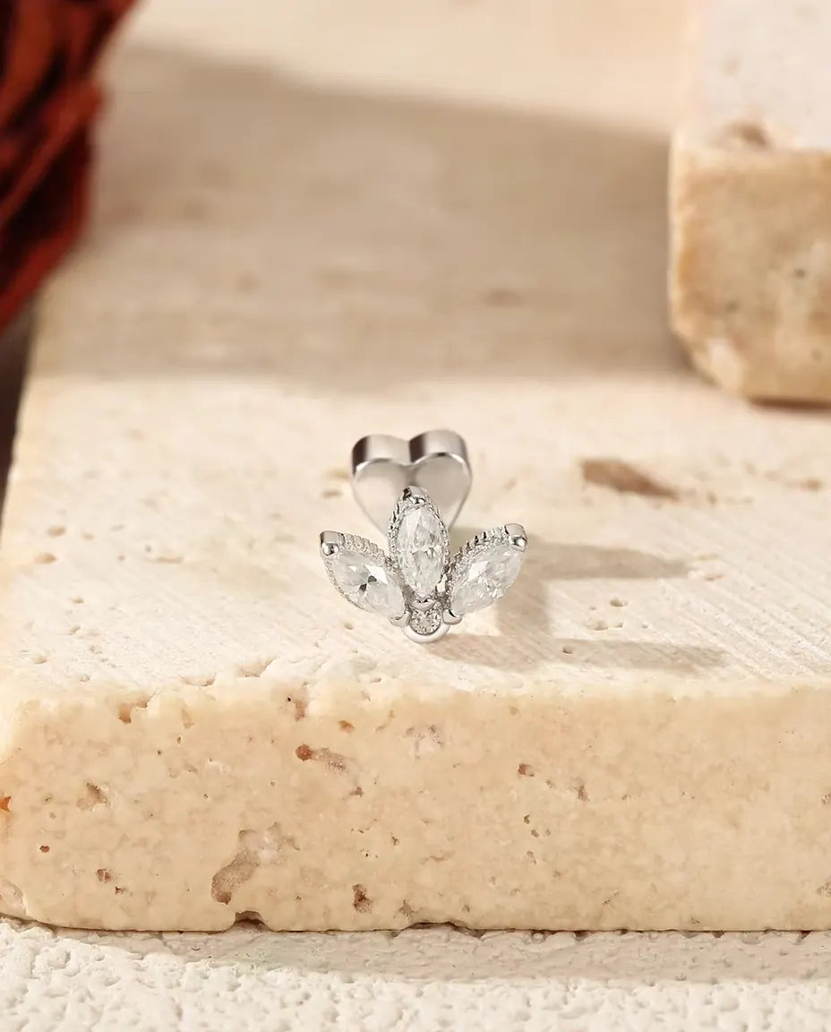 Moissanite Oorknopjes Lotus met Drie Marquise Stenen in 925 Sterling Zilver - op de rand van een travertijnplaat