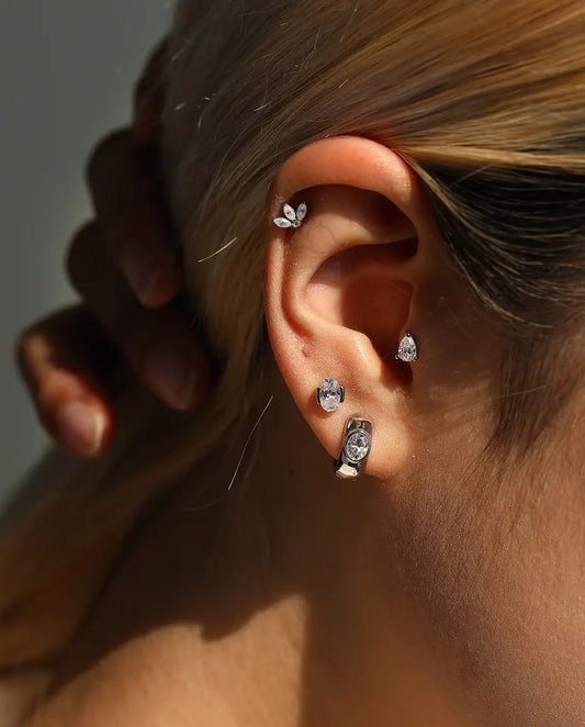 Moissanite Oorknopjes Lotus met Drie Marquise Stenen in 925 Sterling Zilver - gedragen door een model met haar hand achter haar hoofd