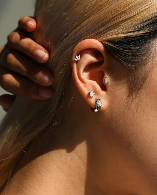 Moissanite Oorknopjes Ovaal in Zijzetting - gedragen door een model met haar hand achter haar hoofd