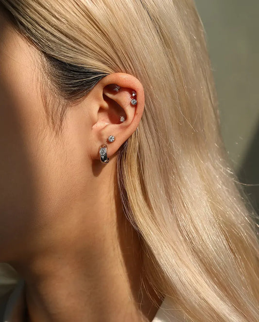 Moissanite Oorknopjes Rond met Zilveren Boogje in 925 Sterling Zilver - gedragen door een model, ruimer beeld van oor en hals