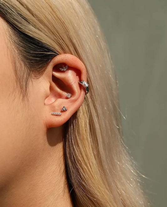 Moissanite Oorknopjes Staafje met Vijf Stenen in 925 Sterling Zilver - gedragen samen met andere knopjes in hetzelfde oor