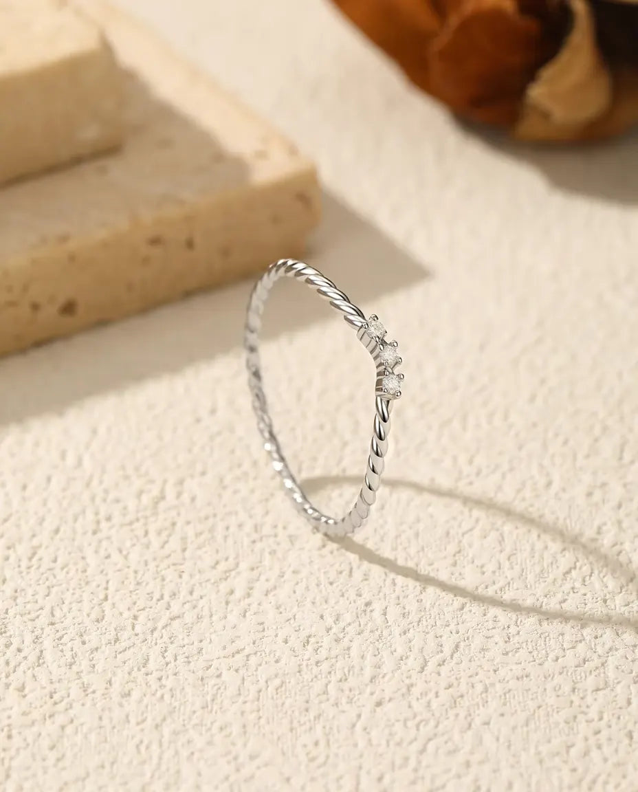 Moissanite ring met koorddraai – drie stenen kleur D op een band van 1 mm, 925 sterling zilver, maten 5-9