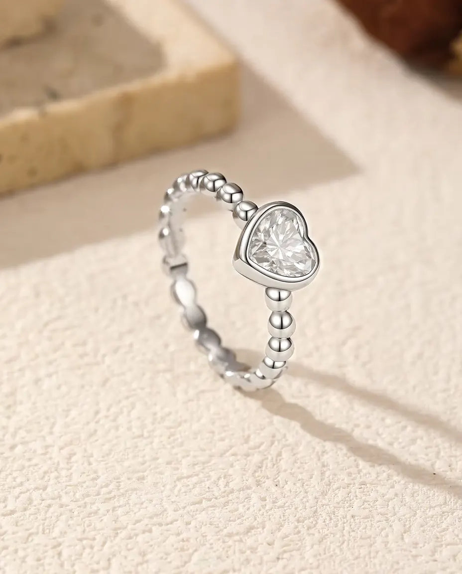 Moissanite Ring met Hart in 925 Sterling Zilver - rechtop op een licht gestructureerd oppervlak