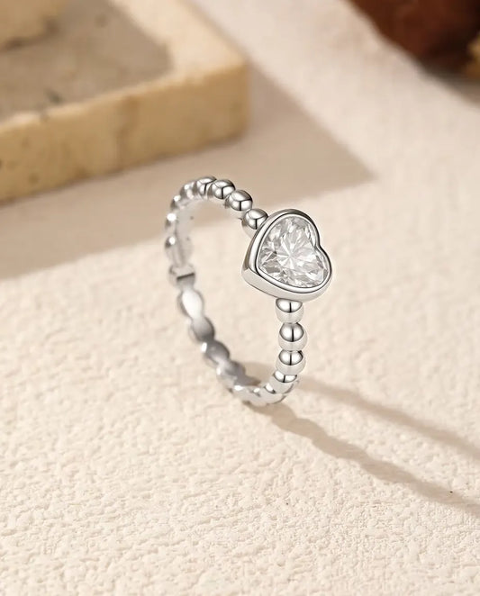 Moissanite Ring met Hart in 925 Sterling Zilver - rechtop op een licht gestructureerd oppervlak