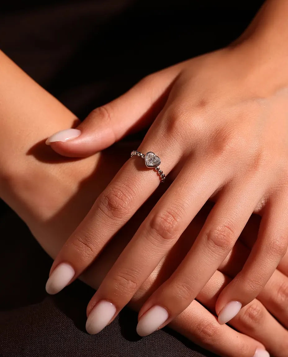 Moissanite Ring met Hart in 925 Sterling Zilver - gedragen aan de hand van een model