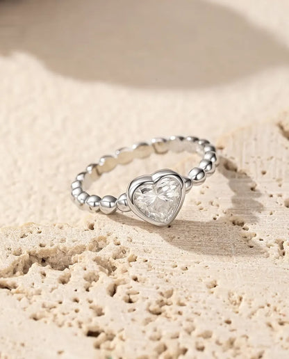 Moissanite Ring met Hart in 925 Sterling Zilver - op een poreus travertijnoppervlak
