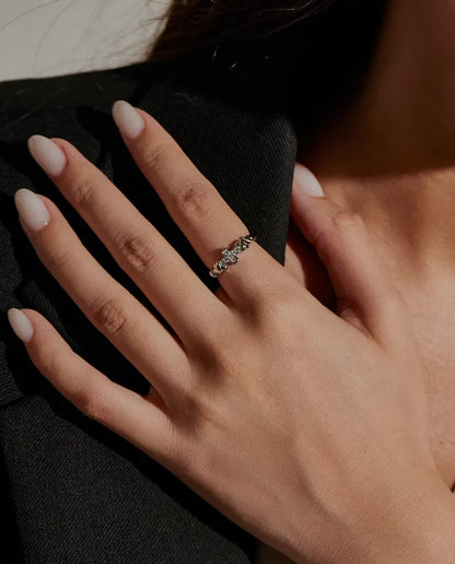 Moissanite Ring met Kruis in 925 Sterling Zilver - gedragen aan een hand op de schouder