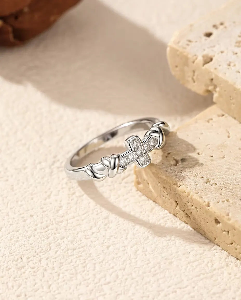 Moissanite Ring met Kruis in 925 Sterling Zilver - op de rand van een travertijnplaat