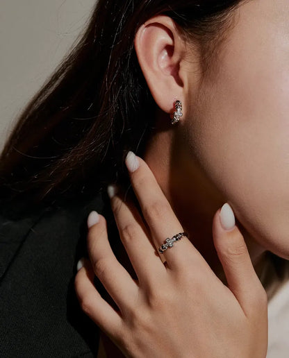 Moissanite Ring met Kruis in 925 Sterling Zilver - gedragen door een model met haar handen bij haar gezicht