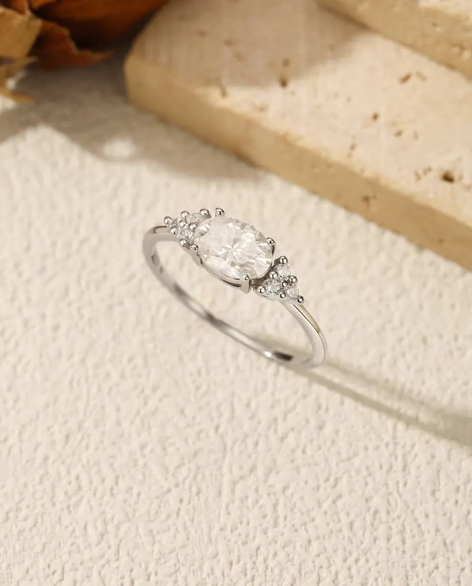 Ovale Moissanite Ring – 1 karaat kleur D zuiverheid VVS in 925 sterling zilver, zirkonia op de schouders, maten 5 tot 9