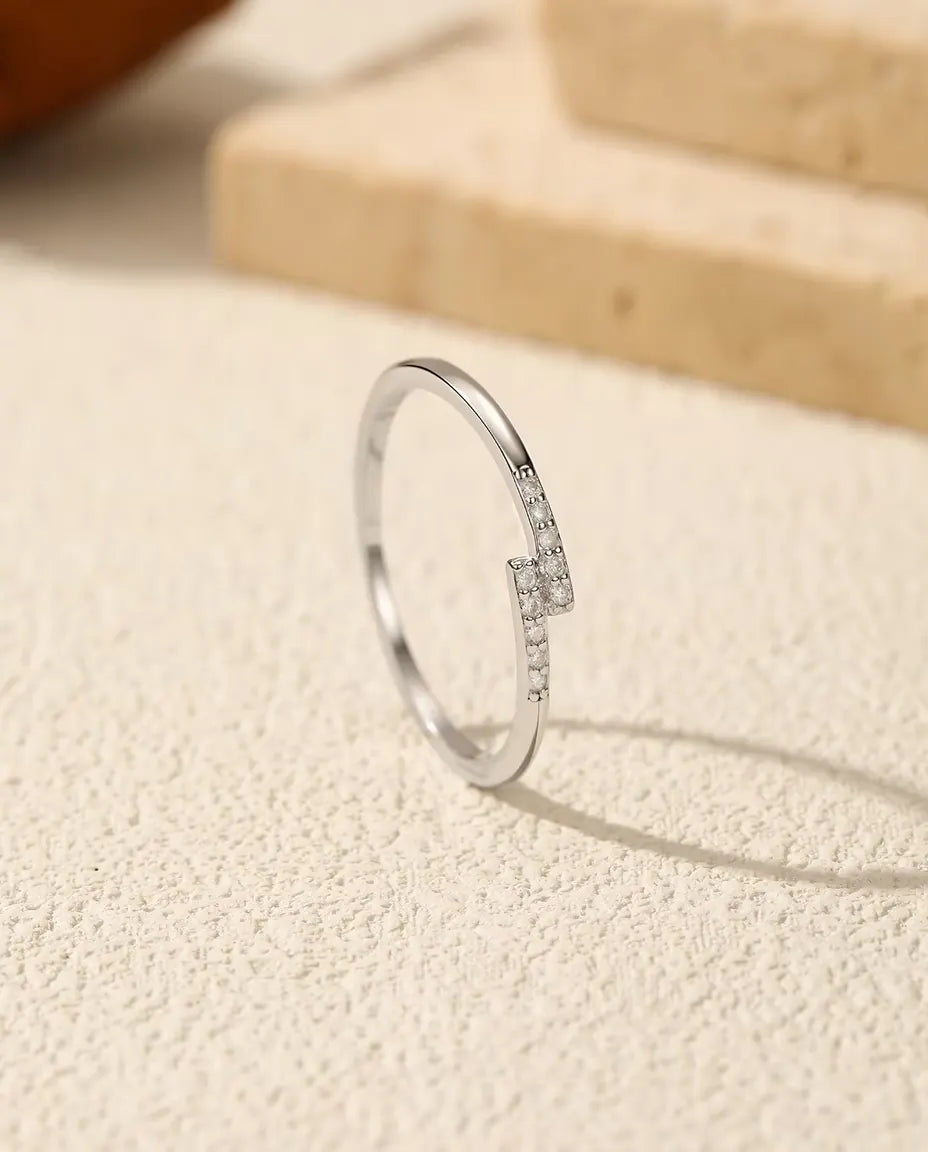 Moissanite ring met verspringend pavé – smalle stapelring met 10 stenen kleur D in 925 sterling zilver, maten 5-9