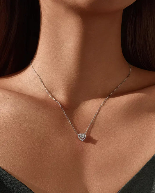 Moissanite Sieradenset met Hart in 925 Sterling Zilver - ketting gedragen door een model