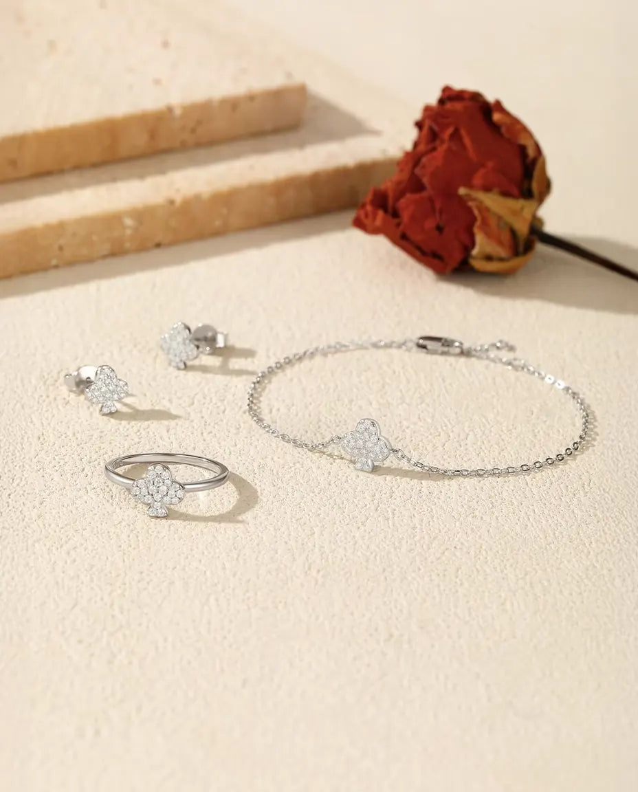 Moissanite Sieradenset met Klaver in 925 Sterling Zilver – Armband, Ring en Oorknopjes met Pavé Klaver uit het Kaartspel, 3-delige Set voor Haar