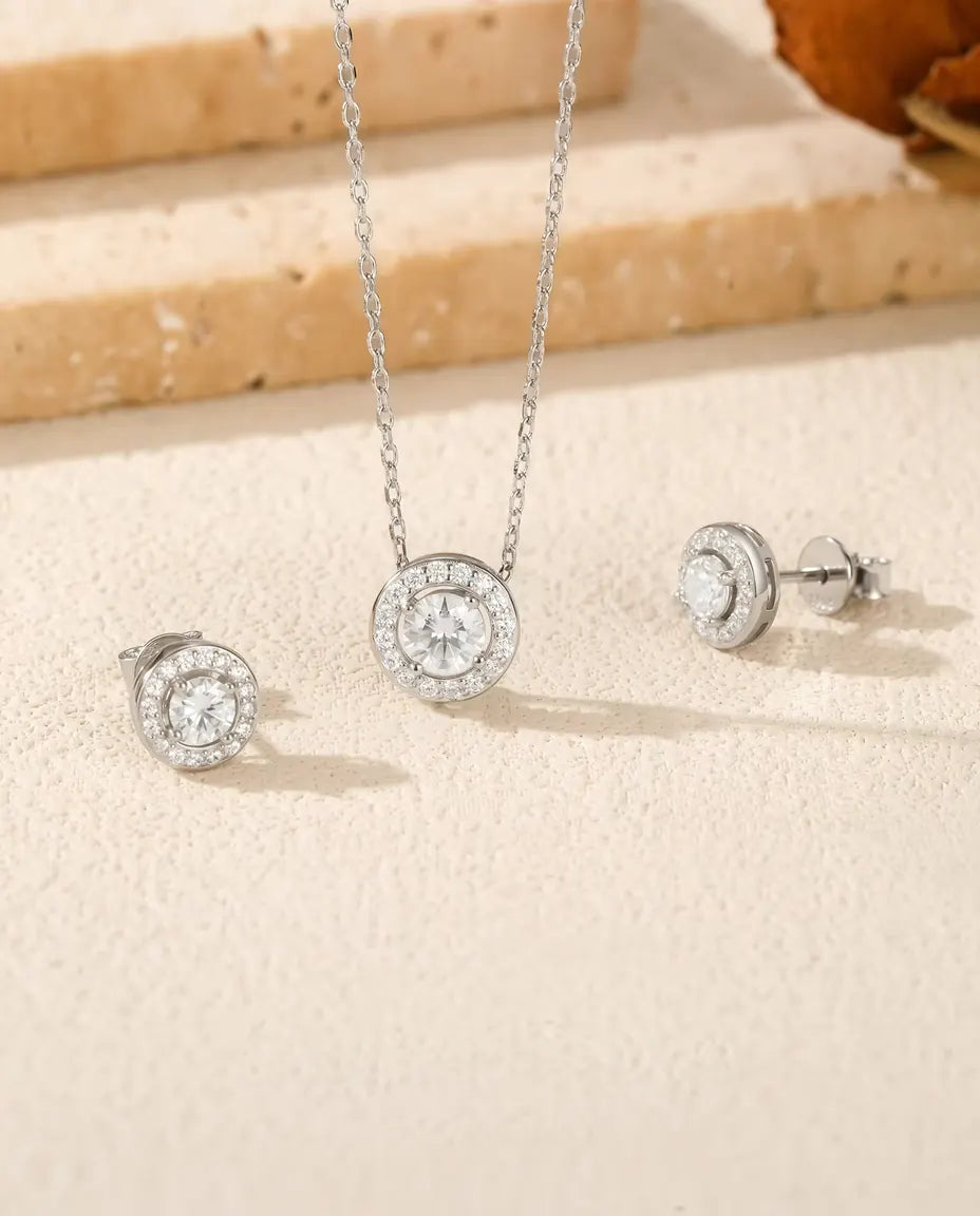 Moissanite Sieradenset met Ronde Halo in 925 Sterling Zilver - de complete set op lichte steen