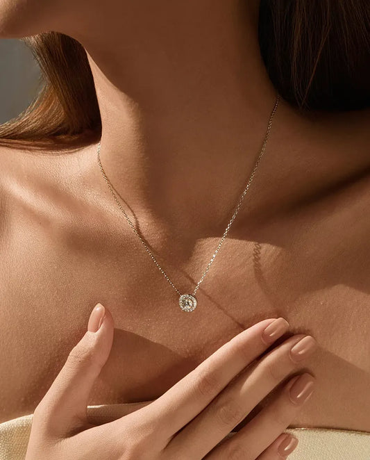 Moissanite Sieradenset met Ronde Halo in 925 Sterling Zilver - ketting gedragen door een model