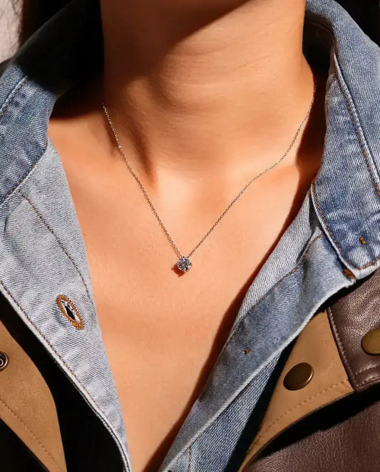 Moissanite Ketting met Solitair van 1 ct in 925 Sterling Zilver - gedragen door een model, close-up bij het sleutelbeen