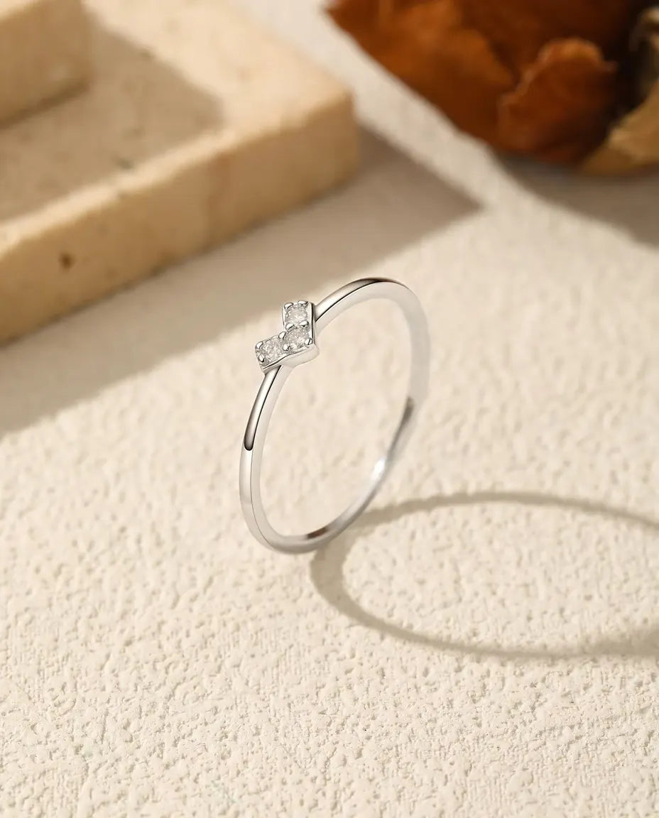 Moissanite V-ring - drie ronde stenen van 1,5 mm in chevron op smalle band van 925 sterling zilver, maat 5 t/m 9