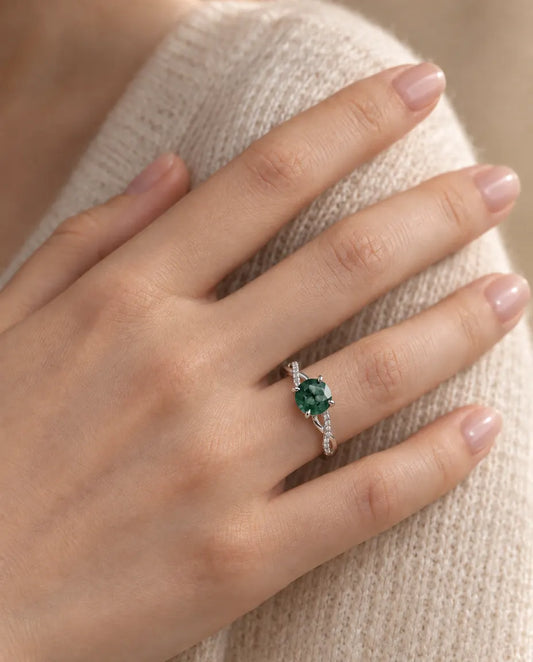 Ronde Mosagaat Ring in 925 Sterling Zilver - gedragen aan de vinger van een model, close-up