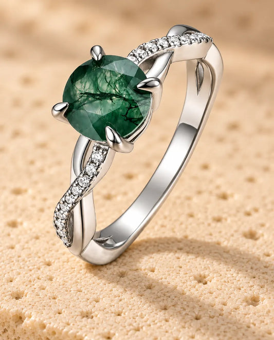 Ronde Mosagaat Ring in 925 Sterling Zilver - rechtop op een licht gestructureerd oppervlak