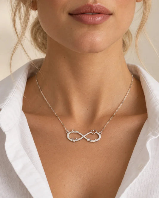 Naamketting met Infinity Symbool - gedragen door een model