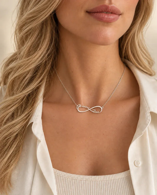 Naamketting met Infinity Symbool - gedragen door een model