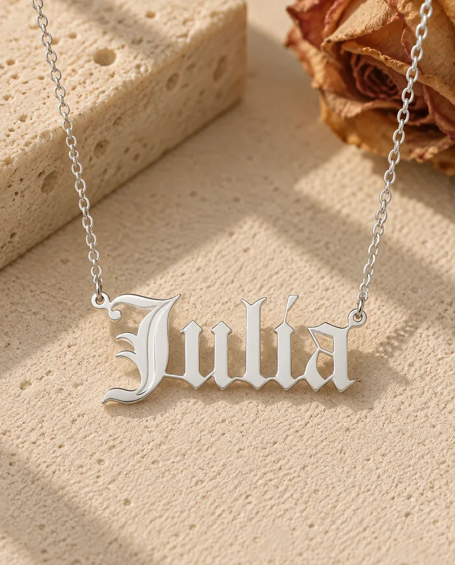 Naamketting in Old English - vooraanzicht in zilver