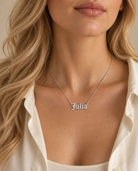 Naamketting in Old English - gedragen door een model