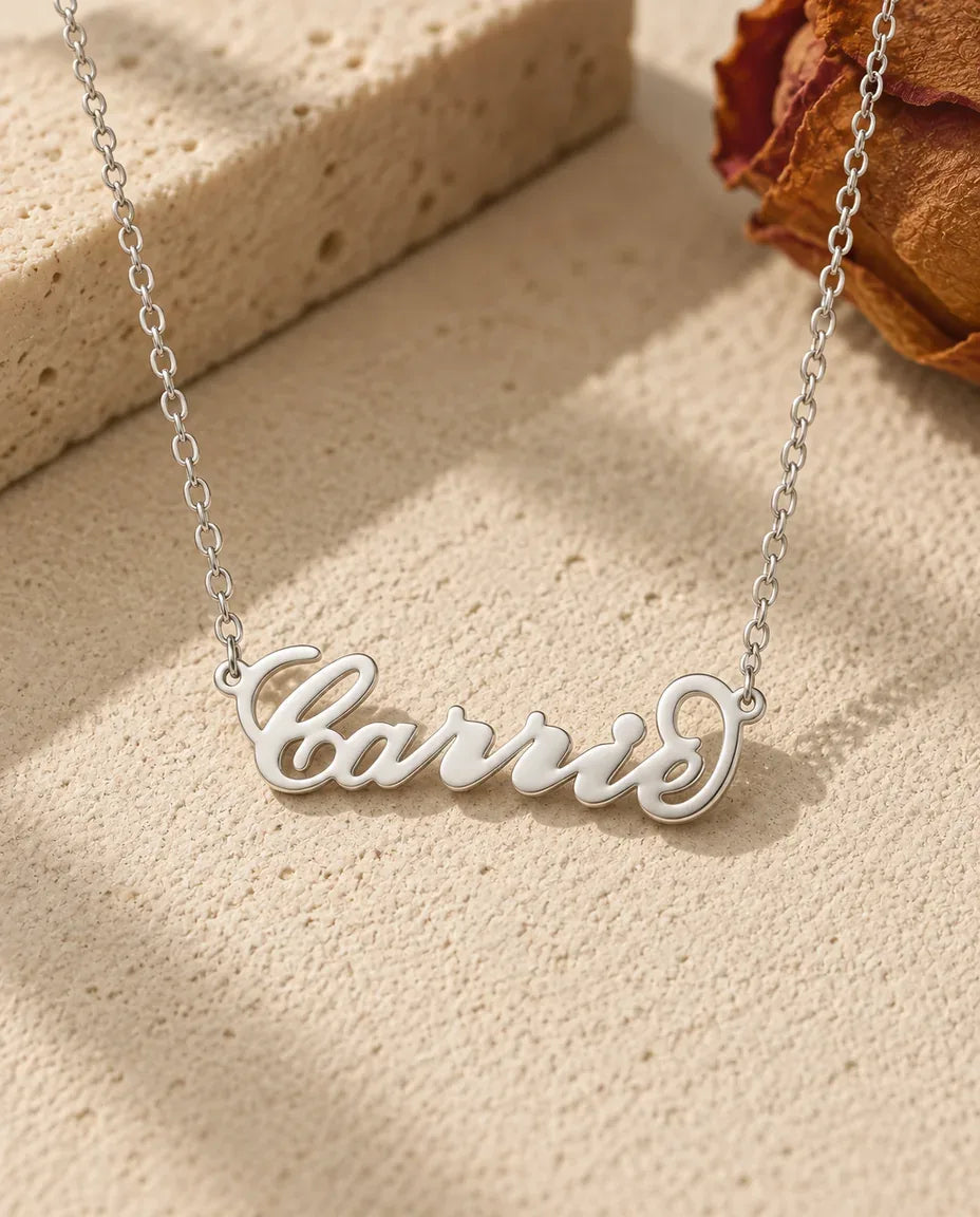Naamketting in Sierlijk Schuinschrift - vooraanzicht in zilver