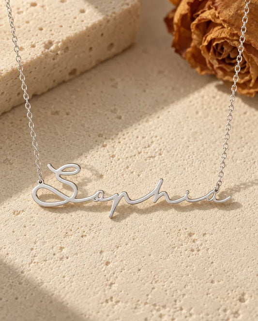Naamketting in Vloeiend Schuinschrift - vooraanzicht in zilver