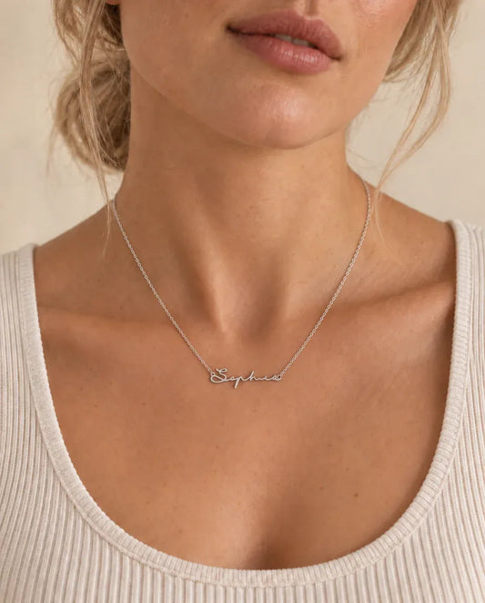 Naamketting in Vloeiend Schuinschrift - gedragen door een model