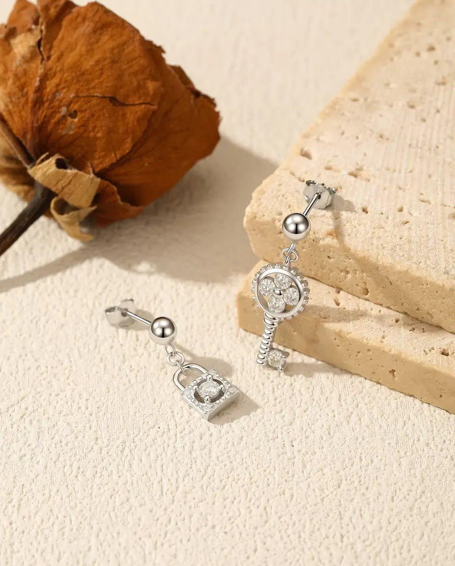 Oorbellen Sleutel en Slot – ongelijk paar met moissanite in 925 sterling zilver, hangers van 15,5 mm en 10 mm