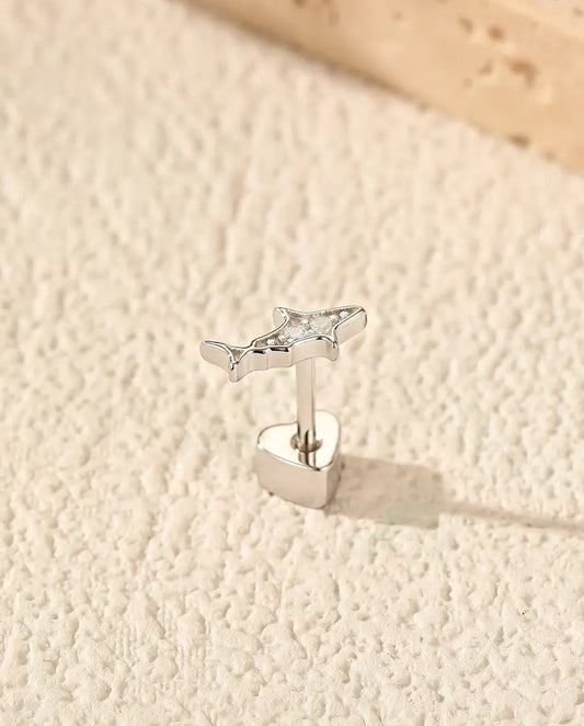 Oorknopjes Haai in 925 Sterling Zilver met Moissanite - rechtop op het hartvormige achterkantje, op een licht gestructureerd oppervlak