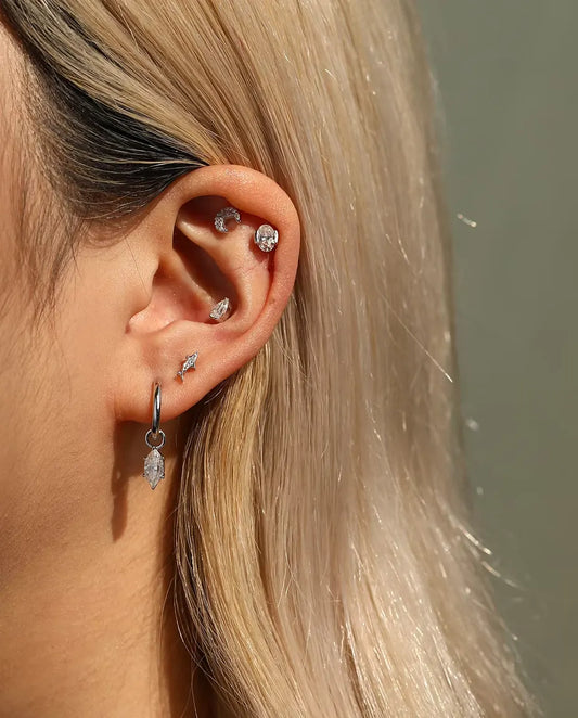 Oorknopjes Haai in 925 Sterling Zilver met Moissanite - gedragen door een model, ruimer beeld van oor en hals