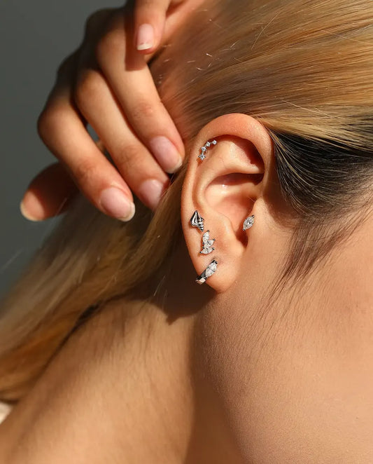 Oorknopjes Schelp met Spiraal in 925 Sterling Zilver - gedragen door een model met haar hand achter haar hoofd