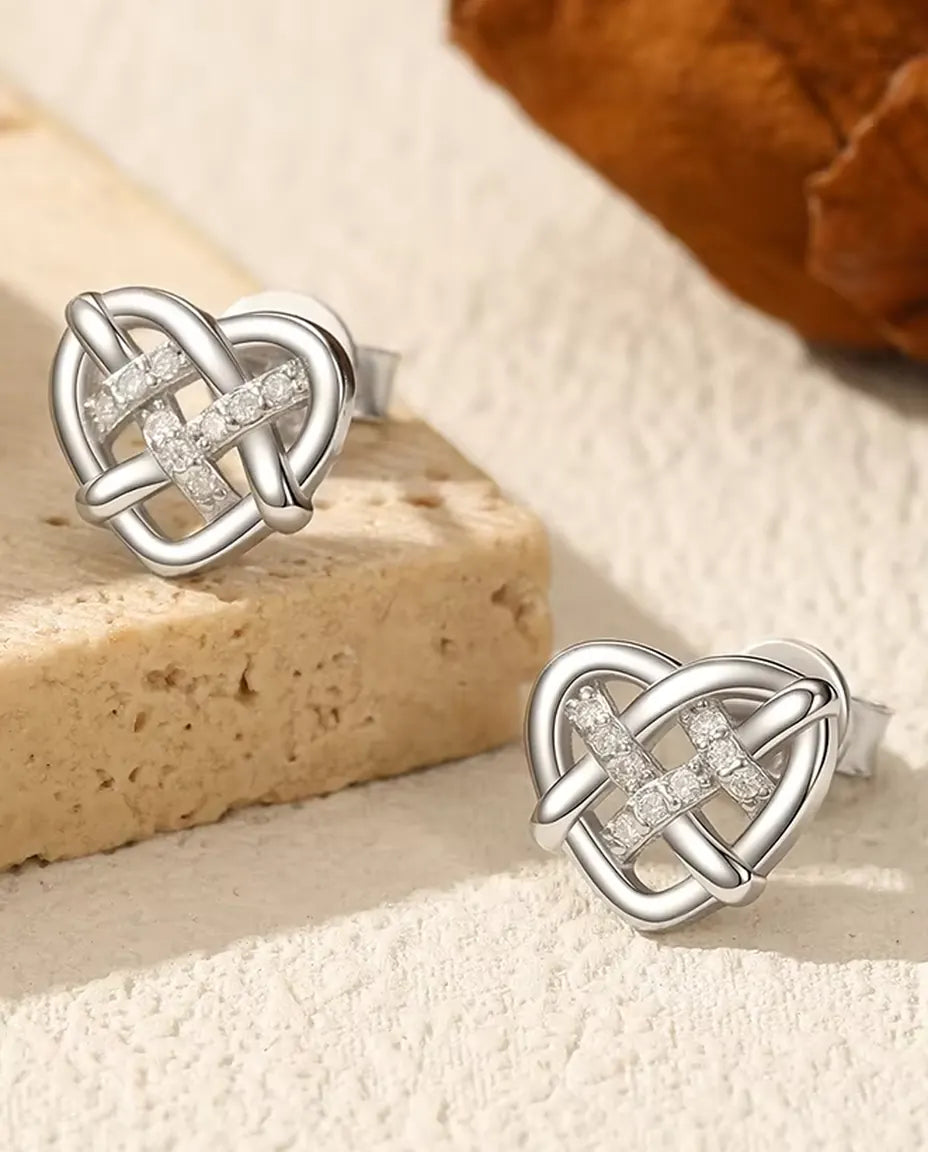 Oorstekers Keltische Knoop Hart – 18 moissanites kleur D, in 925 sterling zilver, 9 x 10 mm per oorsteker