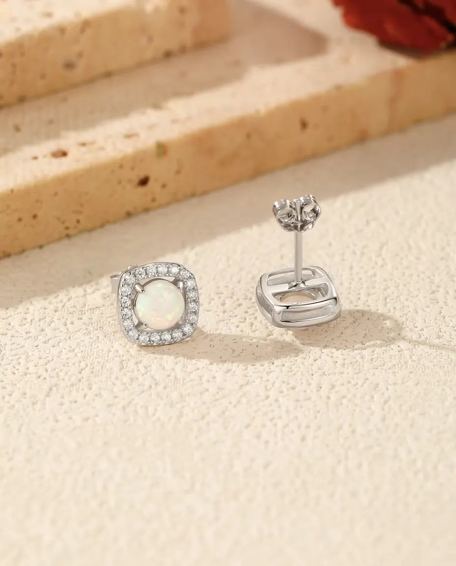 Opaal Oorknopjes met Halo in 925 Sterling Zilver - het paar op lichte steen