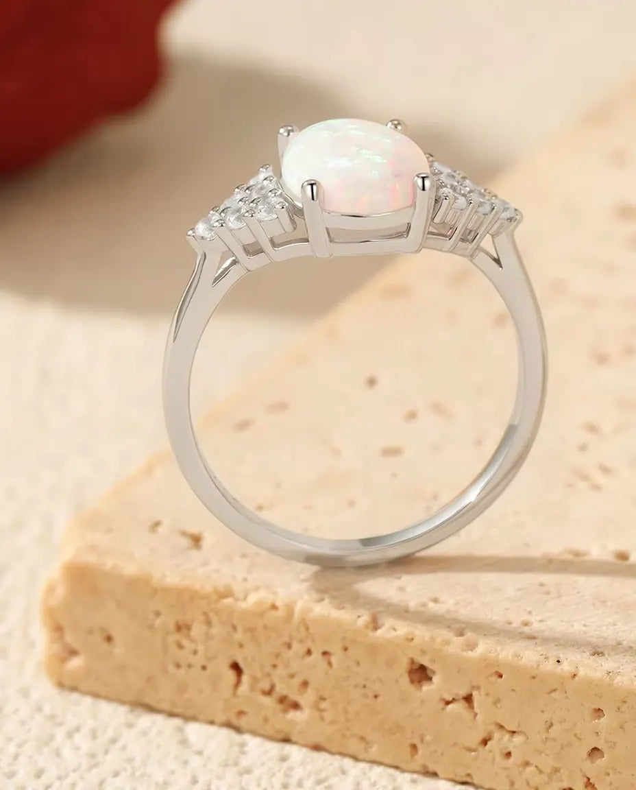 Opaalring Ovaal - witte opaal van 7 x 9 mm met pavé schouders, maten 5 tot 9, 925 sterling zilver