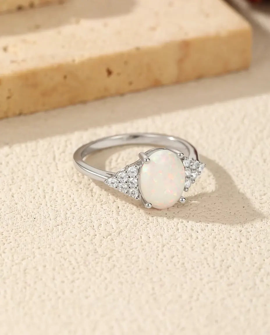 Opaalring Ovaal - witte opaal van 7 x 9 mm met pavé schouders, maten 5 tot 9, 925 sterling zilver
