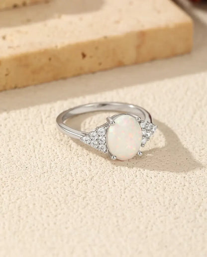 Opaalring Ovaal - witte opaal van 7 x 9 mm met pavé schouders, maten 5 tot 9, 925 sterling zilver