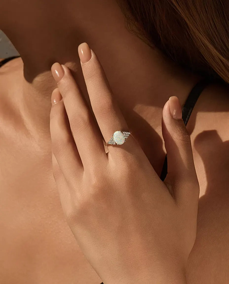 Opaalring Ovaal - witte opaal van 7 x 9 mm met pavé schouders, maten 5 tot 9, 925 sterling zilver