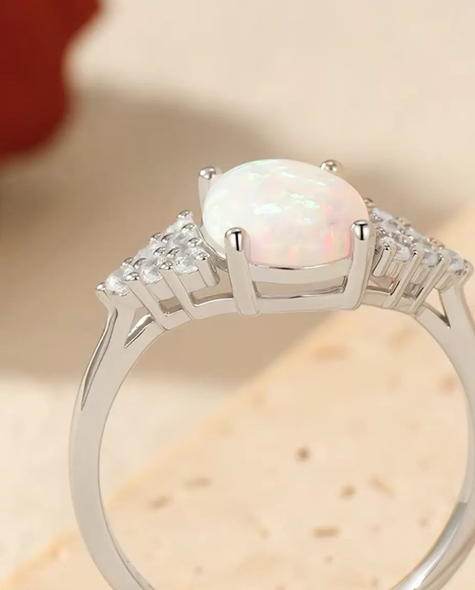Opaalring Ovaal - witte opaal van 7 x 9 mm met pavé schouders, maten 5 tot 9, 925 sterling zilver