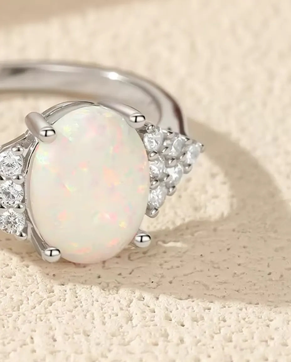 Opaalring Ovaal - witte opaal van 7 x 9 mm met pavé schouders, maten 5 tot 9, 925 sterling zilver