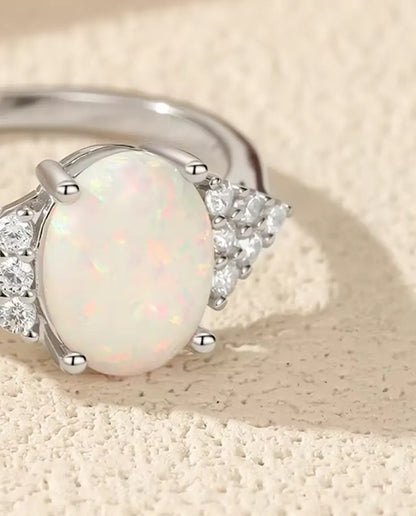 Opaalring Ovaal - witte opaal van 7 x 9 mm met pavé schouders, maten 5 tot 9, 925 sterling zilver