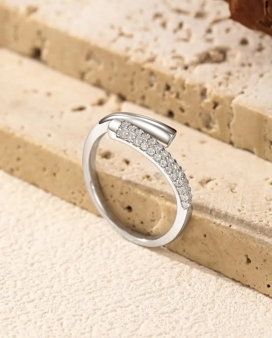 Open Moissanite Ring in 925 Sterling Zilver - op de rand van een travertijnplaat