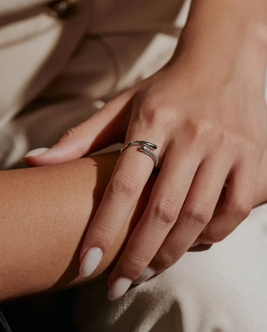 Open Moissanite Ring in 925 Sterling Zilver - gedragen aan de vinger van een model, close-up