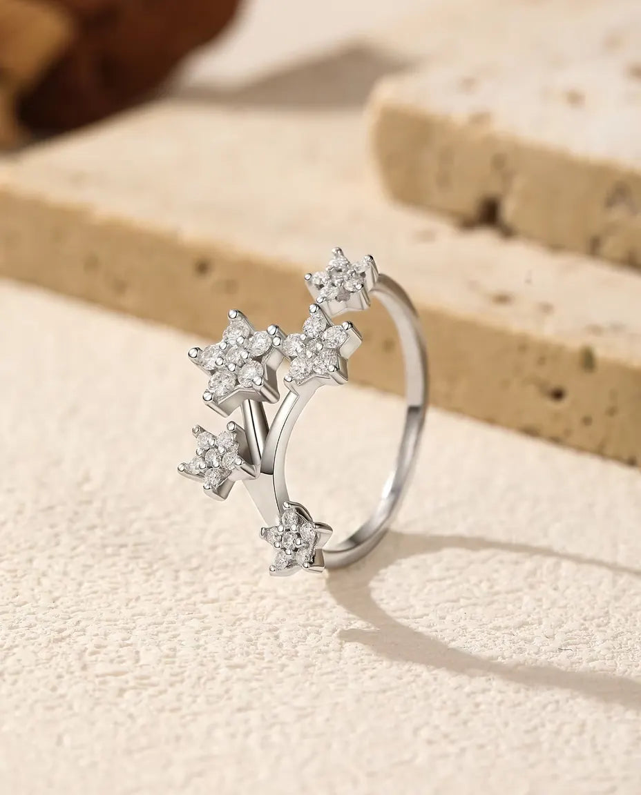 Moissanite Sterrenring in 925 Sterling Zilver - rechtop op een licht gestructureerd oppervlak