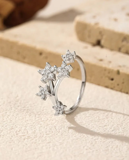 Moissanite Sterrenring in 925 Sterling Zilver - rechtop op een licht gestructureerd oppervlak
