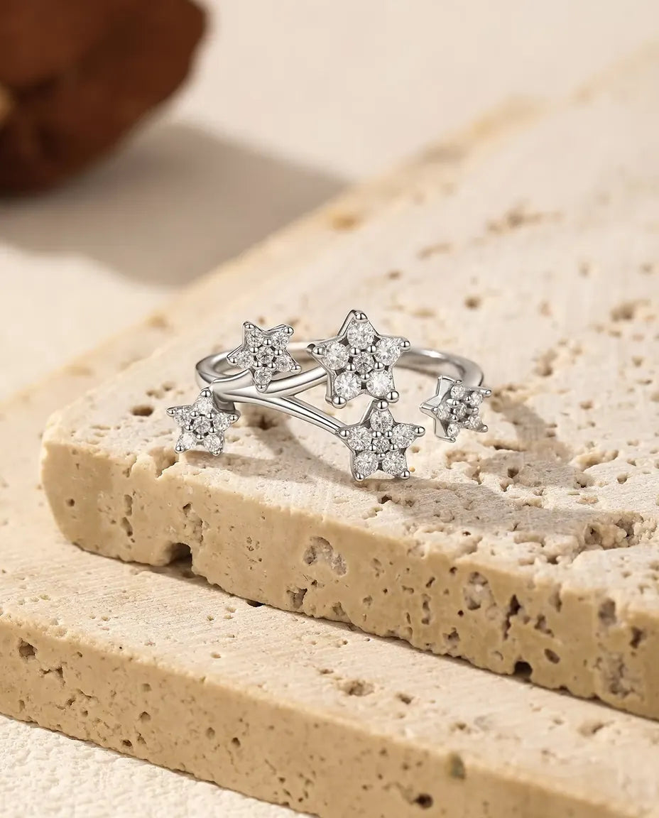 Moissanite Sterrenring in 925 Sterling Zilver - op de rand van een travertijnplaat