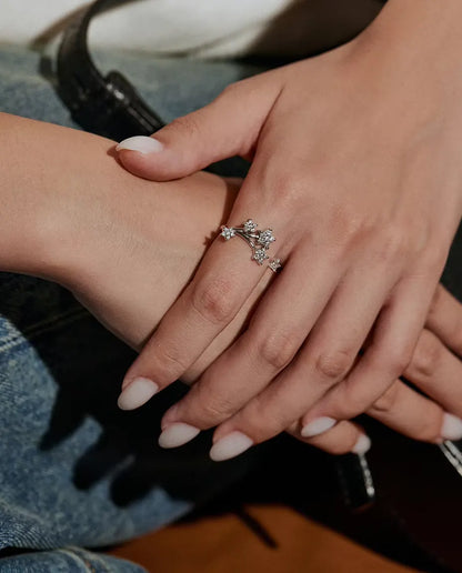 Moissanite Sterrenring in 925 Sterling Zilver - gedragen aan de hand van een model, rustend op denim