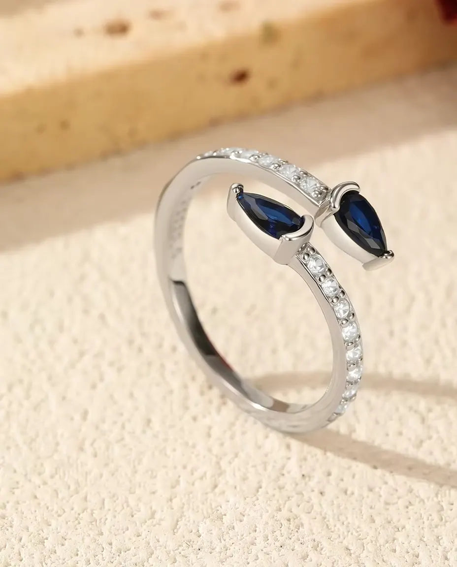 Open Ring met Blauwe Druppels - twee stenen in peerslijpsel op open pavé band, 925 zilver, verstelbaar